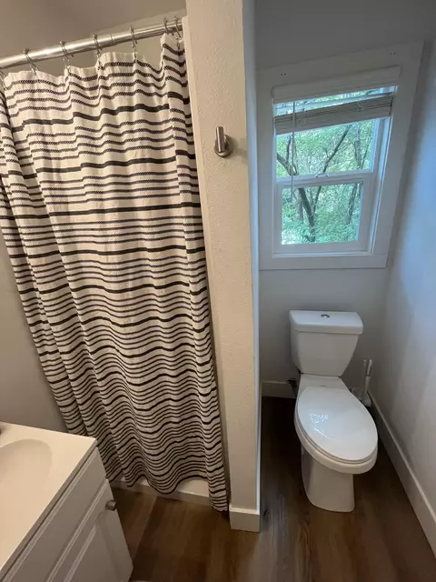 Bath - 2255 North St, Redding, CA 96001 photo 2 of 4