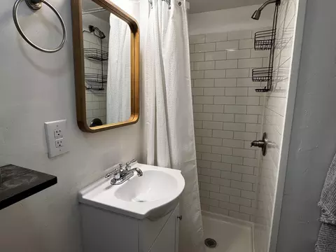 Bath - 2255 North St, Redding, CA 96001 photo 4 of 4