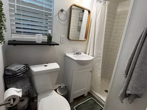 Bath - 2255 North St, Redding, CA 96001 photo 3 of 4
