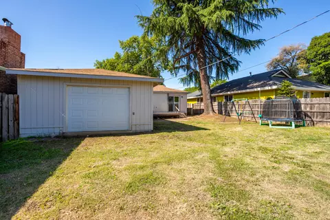 Exterior - 1012 State St, Redding, CA 96001 photo 4 of 11