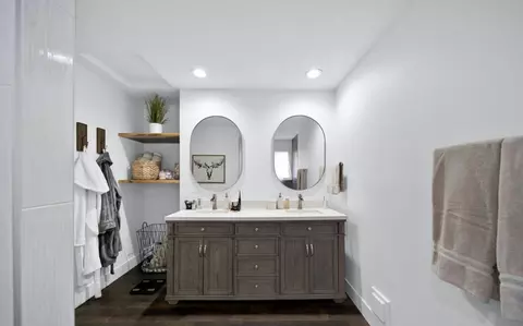 Bath - 7067 Tucker Ln, Redding, CA 96002 photo 3 of 5