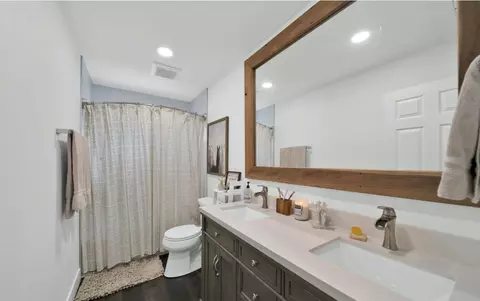 Bath - 7067 Tucker Ln, Redding, CA 96002 photo 1 of 5