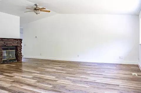 Living - 823 Spaniel Dr, Redding, CA 96003 photo 1 of 2