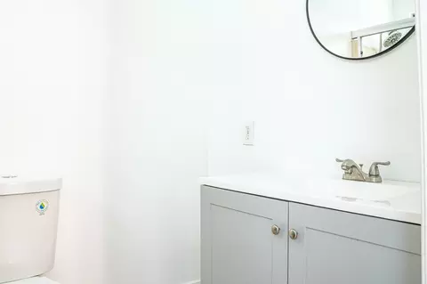 Bath - 823 Spaniel Dr, Redding, CA 96003 photo 1 of 1