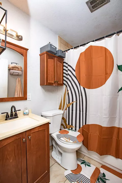 Bath - 13487 Evelyn St, Red Bluff, CA 96080 photo 1 of 3