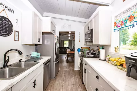 Kitchen - 13487 Evelyn St, Red Bluff, CA 96080 photo 4 of 5
