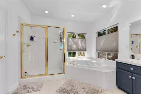 Bath - 2357 Templeton Dr, Redding, CA 96002 photo 2 of 4