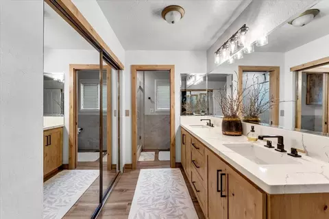 Bath - 16476 Plateau Cir, Redding, CA 96001 photo 1 of 4