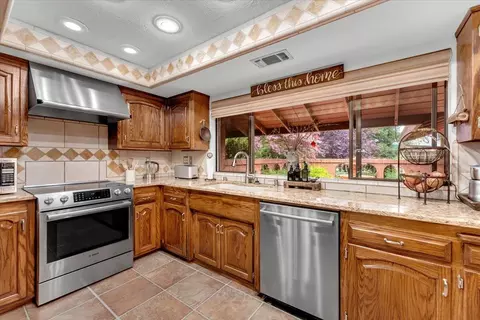 Kitchen - 16476 Plateau Cir, Redding, CA 96001 photo 1 of 4