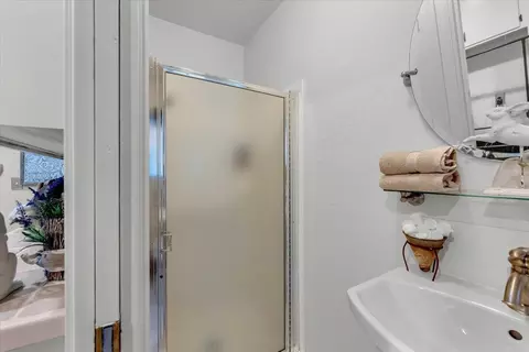 Bath - 16476 Plateau Cir, Redding, CA 96001 photo 4 of 4