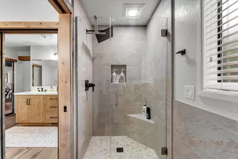 Bath - 16476 Plateau Cir, Redding, CA 96001 photo 2 of 4