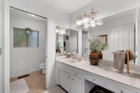 Bath - 16476 Plateau Cir, Redding, CA 96001 photo 3 of 4