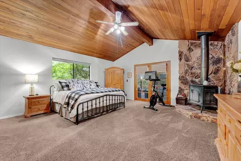 Bedroom - 16476 Plateau Cir, Redding, CA 96001 photo 1 of 7