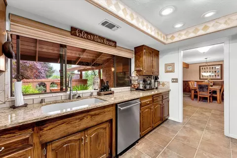 Kitchen - 16476 Plateau Cir, Redding, CA 96001 photo 4 of 4