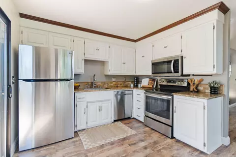 Kitchen - 15754 Rock Creek Rd, Redding, CA 96001 photo 2 of 4