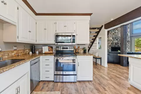 Kitchen - 15754 Rock Creek Rd, Redding, CA 96001 photo 4 of 4