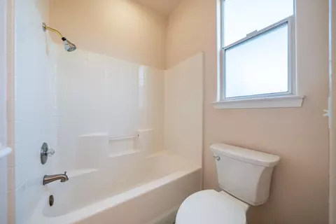 Bath - 3438 Showboat Ct, Redding, CA 96003 photo 2 of 4