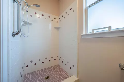 Bath - 3438 Showboat Ct, Redding, CA 96003 photo 4 of 4