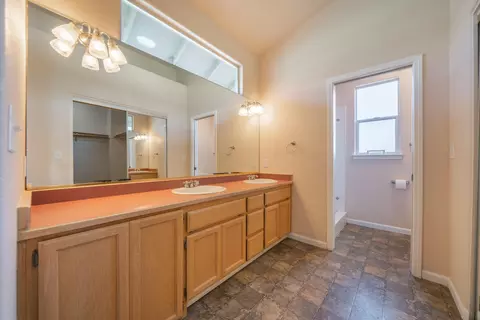 Bath - 3438 Showboat Ct, Redding, CA 96003 photo 3 of 4