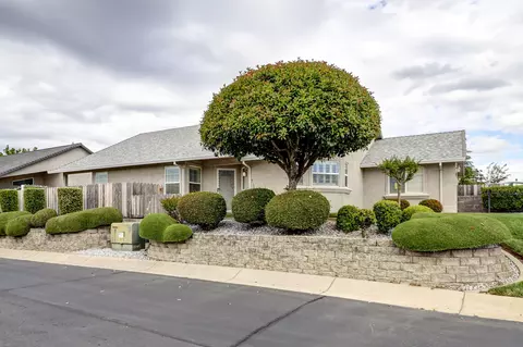 Exterior - 1102 Golden Gate Trl, Redding, CA 96003 photo 3 of 4