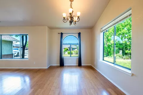 Living - 19331 Hollow Ln, Redding, CA 96003 photo 3 of 4