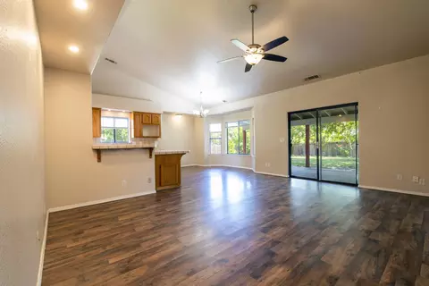 Living - 19331 Hollow Ln, Redding, CA 96003 photo 2 of 4