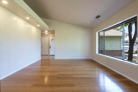 Living - 19331 Hollow Ln, Redding, CA 96003 photo 2 of 4
