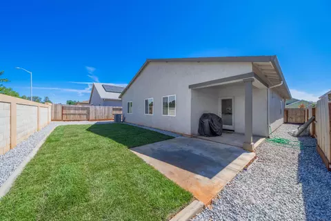 Exterior - 5016 Monaco Pkwy, Redding, CA 96002 photo 6 of 10