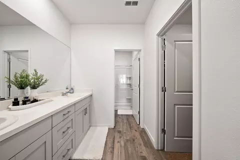 Entry Way - 5016 Monaco Pkwy, Redding, CA 96002 photo 4 of 4