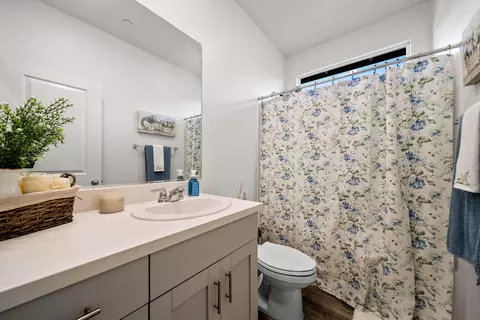 Bath - 5016 Monaco Pkwy, Redding, CA 96002 photo 3 of 3