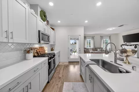 Kitchen - 5016 Monaco Pkwy, Redding, CA 96002 photo 2 of 5