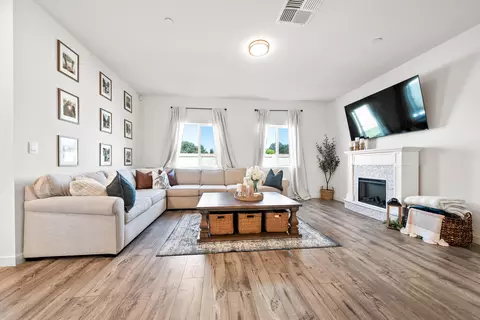 Living - 5016 Monaco Pkwy, Redding, CA 96002 photo 1 of 1