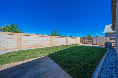 Exterior - 5016 Monaco Pkwy, Redding, CA 96002 photo 5 of 10