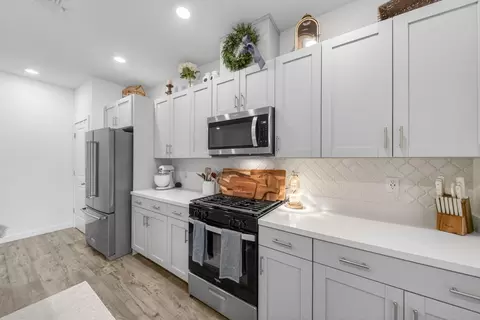 Kitchen - 5016 Monaco Pkwy, Redding, CA 96002 photo 4 of 5