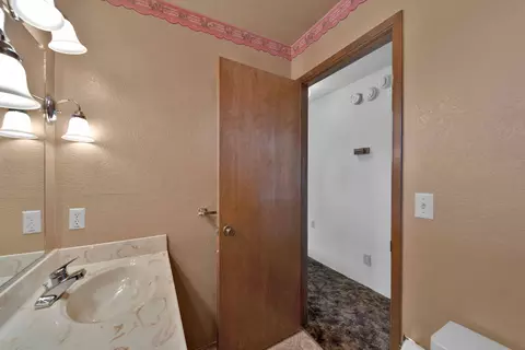 Bath - 20435 Winchester Trl, Redding, CA 96003 photo 3 of 5