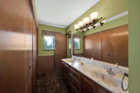 Bath - 20435 Winchester Trl, Redding, CA 96003 photo 4 of 5