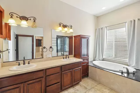Bath - 1513 Brinn Dr, Redding, CA 96001 photo 1 of 3