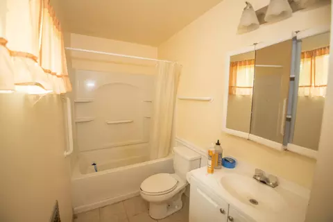 Bath - 8527 Patricia Dr, Redding, CA 96002 photo 1 of 2