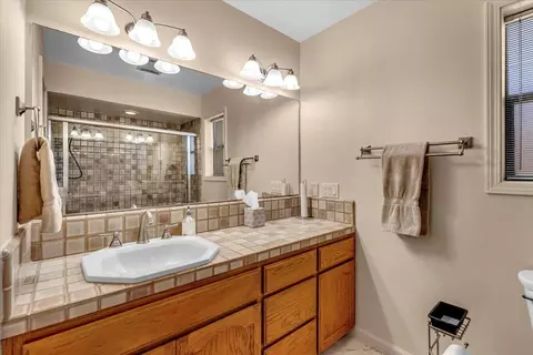 Bath - 2850 Balaton Ave, Redding, CA 96001 photo 4 of 5