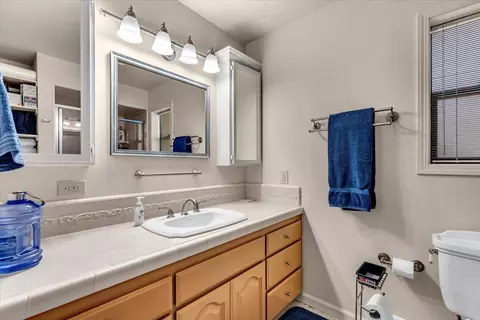 Bath - 2850 Balaton Ave, Redding, CA 96001 photo 2 of 5