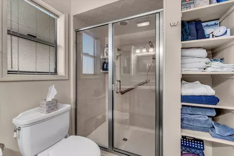 Bath - 2850 Balaton Ave, Redding, CA 96001 photo 3 of 5