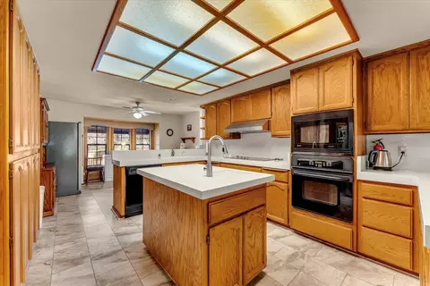 Kitchen - 2850 Balaton Ave, Redding, CA 96001 photo 2 of 5