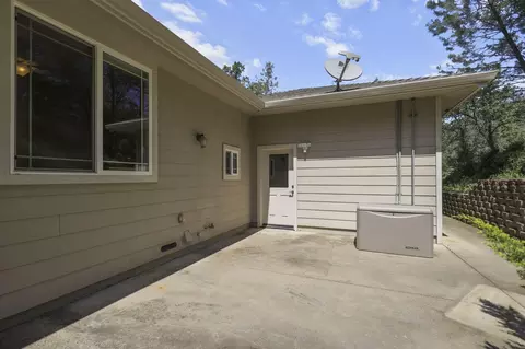 Exterior - 11671 Mae Ln, Redding, CA 96003 photo 6 of 10