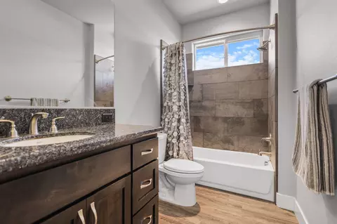 Bath - 3608 Evert Pl, Redding, CA 96002 photo 1 of 5