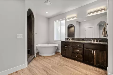 Bath - 3608 Evert Pl, Redding, CA 96002 photo 3 of 5