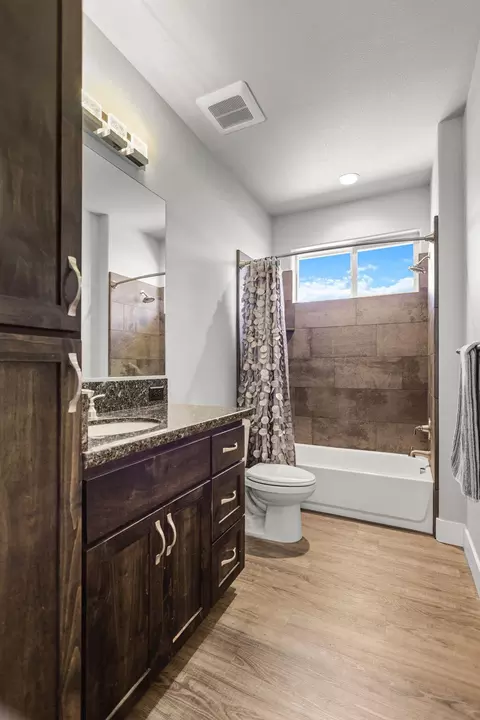 Bath - 3608 Evert Pl, Redding, CA 96002 photo 2 of 5