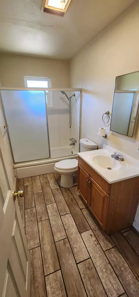 Bath - 2786 Regal Ave, Redding, CA 96002 photo 1 of 3