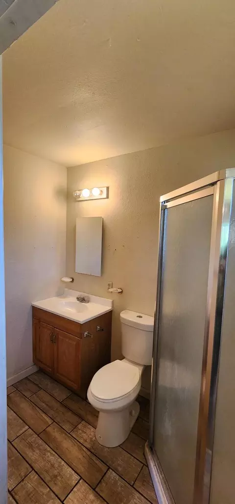 Bath - 2786 Regal Ave, Redding, CA 96002 photo 2 of 3