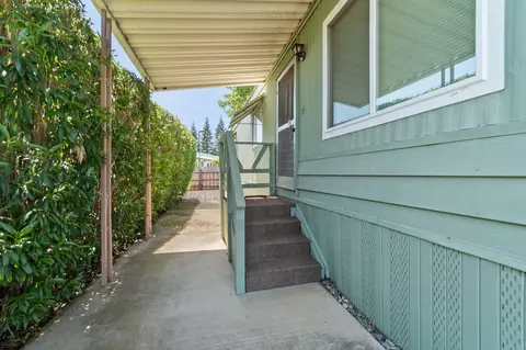 2093 Victor Ave, Redding, CA 96002 photo 2