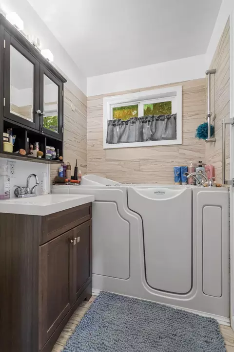 Bath - 2843 Kenco Ave, Redding, CA 96002 photo 2 of 2